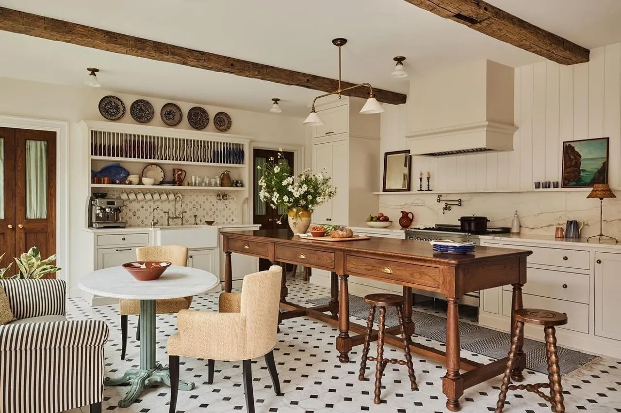 Modern Kitchen and Dining Area
